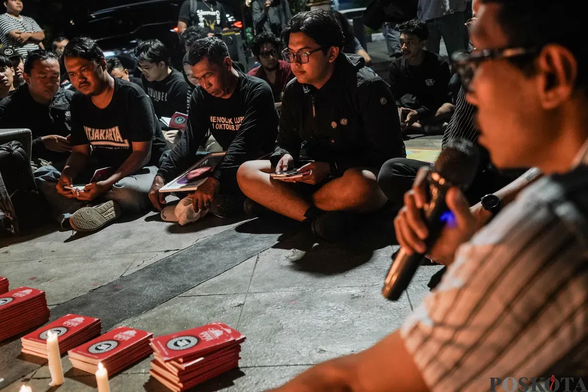 Sejumlah aktivis dan keluarga korban Tragedi Kanjuruhan menggelar aksi doa bersama dan menyalakan lilin di depan Markas Besar Kepolisian Republik Indonesia (Mabes Polri), Jakarta, Jum'at, 27 Juni 2025. (Sumber: Poskota/Bilal Nugraha Ginanjar)