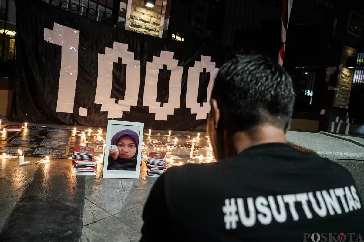 Sejumlah aktivis dan keluarga korban Tragedi Kanjuruhan menggelar aksi doa bersama dan menyalakan lilin di depan Markas Besar Kepolisian Republik Indonesia (Mabes Polri), Jakarta, Jum'at, 27 Juni 2025. (Sumber: Poskota/Bilal Nugraha Ginanjar)