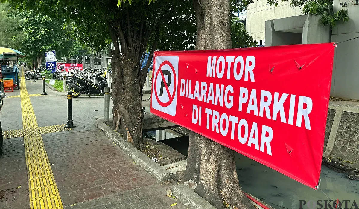 Suasana parkir liar di Jalan Kyai Tapa, Grogol Petamburan, Jakarta Barat, Sabtu, 28 Juni 2025. (Sumber: POSKOTA | Foto: Pandi Ramedhan)