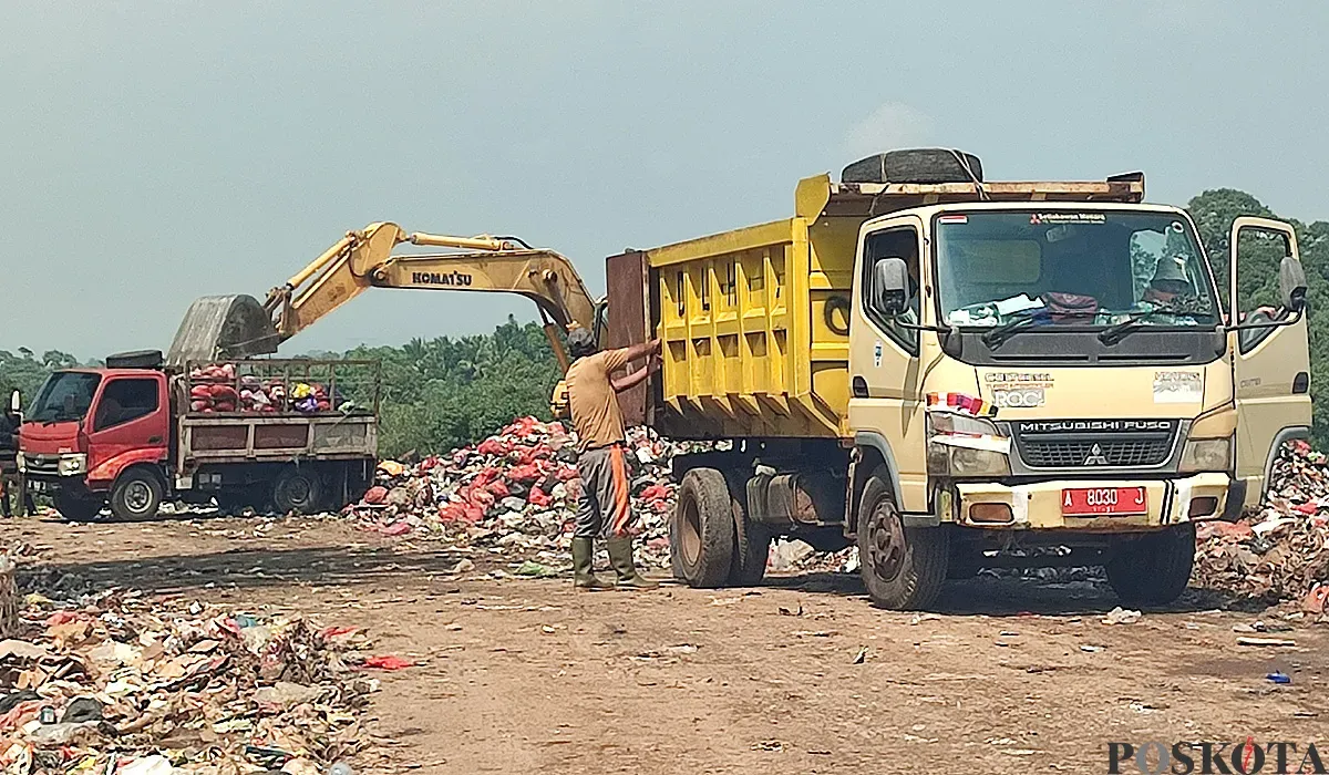 Aktivitas truk pengangkut sampah di TPA Bangkonol, Kecamatan Koroncong, Pandeglang. (Sumber: POSKOTA | Foto: Samsul Fatoni)