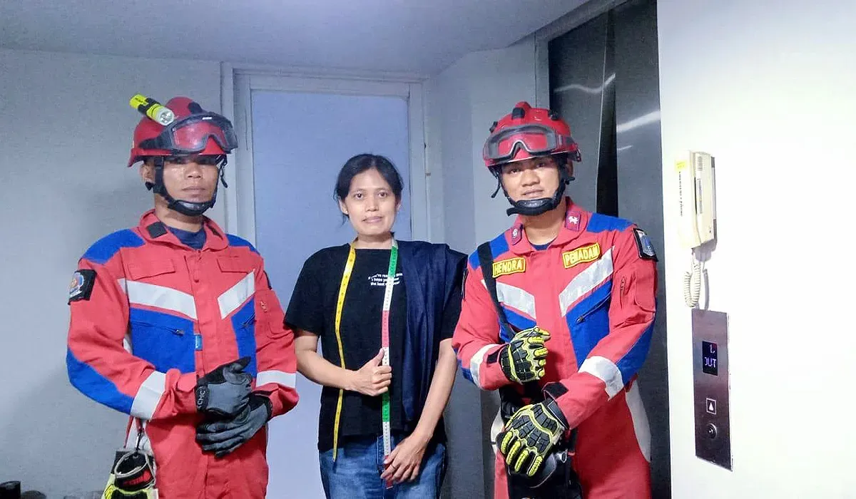 Petugas Damkar berhasil mengevakuasi seorang wanita yang terjebak di dalam lift kantor percetakan di Tanjung Priok, Jakarta Utara, Sabtu, 28 Juni 2025. (Sumber: Damkar Jakut)