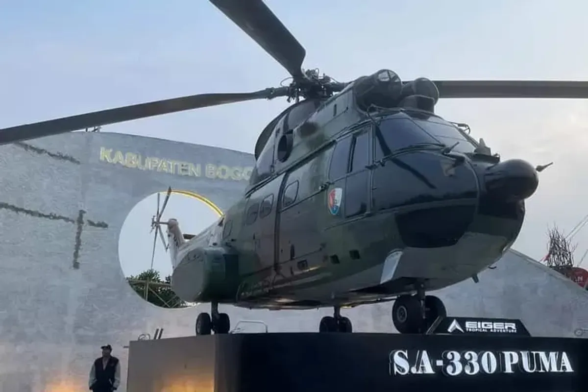 Pemasangan tugu helikopter jenis Puma S.A-330 yang berdiri megah di simpang lampu merah Kandang Roda, Cibinong, Kabupaten Bogor. (Sumber: Dok. DPRD Kabupaten Bogor)