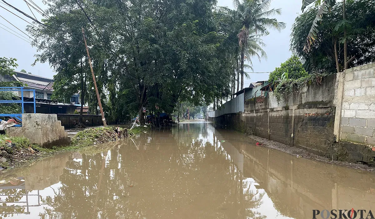 Ruas jalan di RW 08 Uwung Jaya, Kecamatan Cibodas, Kota Tangerang, masih tergenang, pada Minggu, 29 Juni 2025 siang. (Sumber: POSKOTA | Foto: Primayanti)