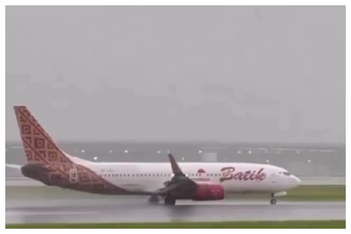 Detik-detik pesawat komersial milik maskapai Batik Air mengalami insiden miring saat mendarat. (Sumber: Instagram/@info.negri)