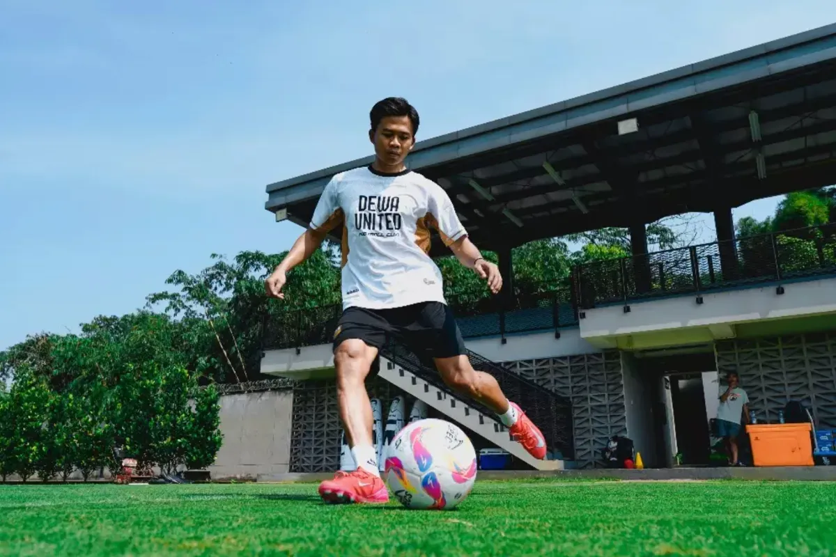 Potret eks pemain Persib Bandung, Edo Febriansah yang resmi dikenalkan sebagai pemain baru Dewa United. (Sumber: Dewa United)