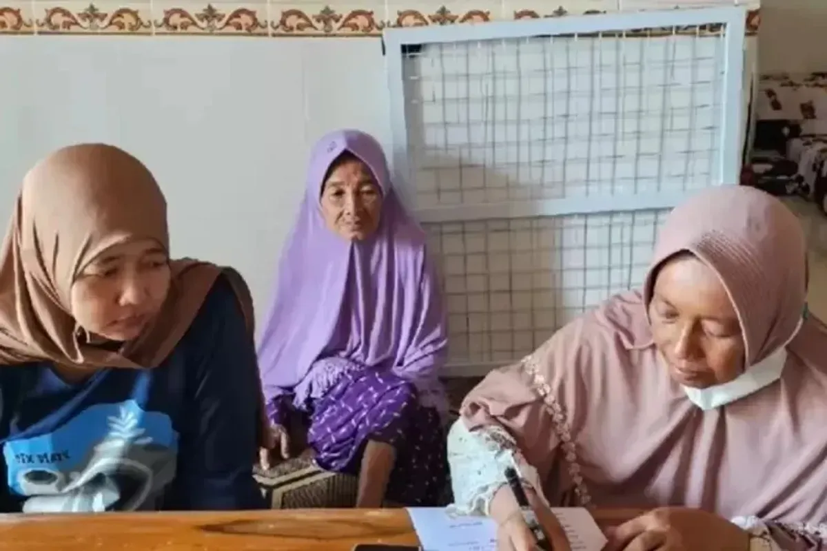 Ibu asikah (74), yang diantar ke panti jompo di kawasan Malang, Jawa Timur, oleh dua anak kandungnya. (Sumber: Instagram/@ariefcamra)