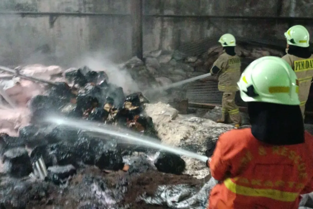Kebakaran melanda gudang di ruko kawasan Tambora, Jakarta Barat, Minggu, 29 Juni 2025. (Sumber: Dok. Damkar)