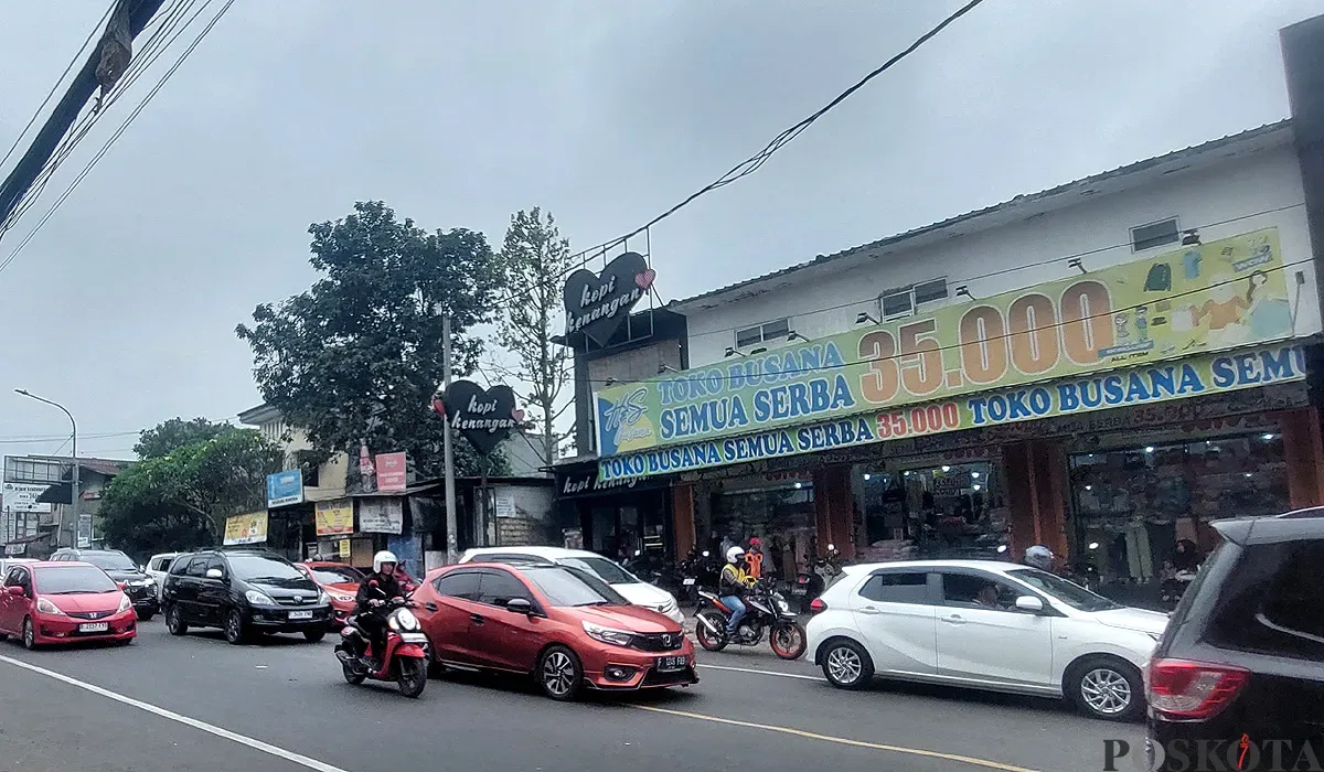 Arus lalu lintas di kawasan Puncak, Kabupaten Bogor, terpantau padat lancar pada Minggu sore, 29 Juni 2025. (Sumber: POSKOTA | Foto: Sekar Putri Andini)