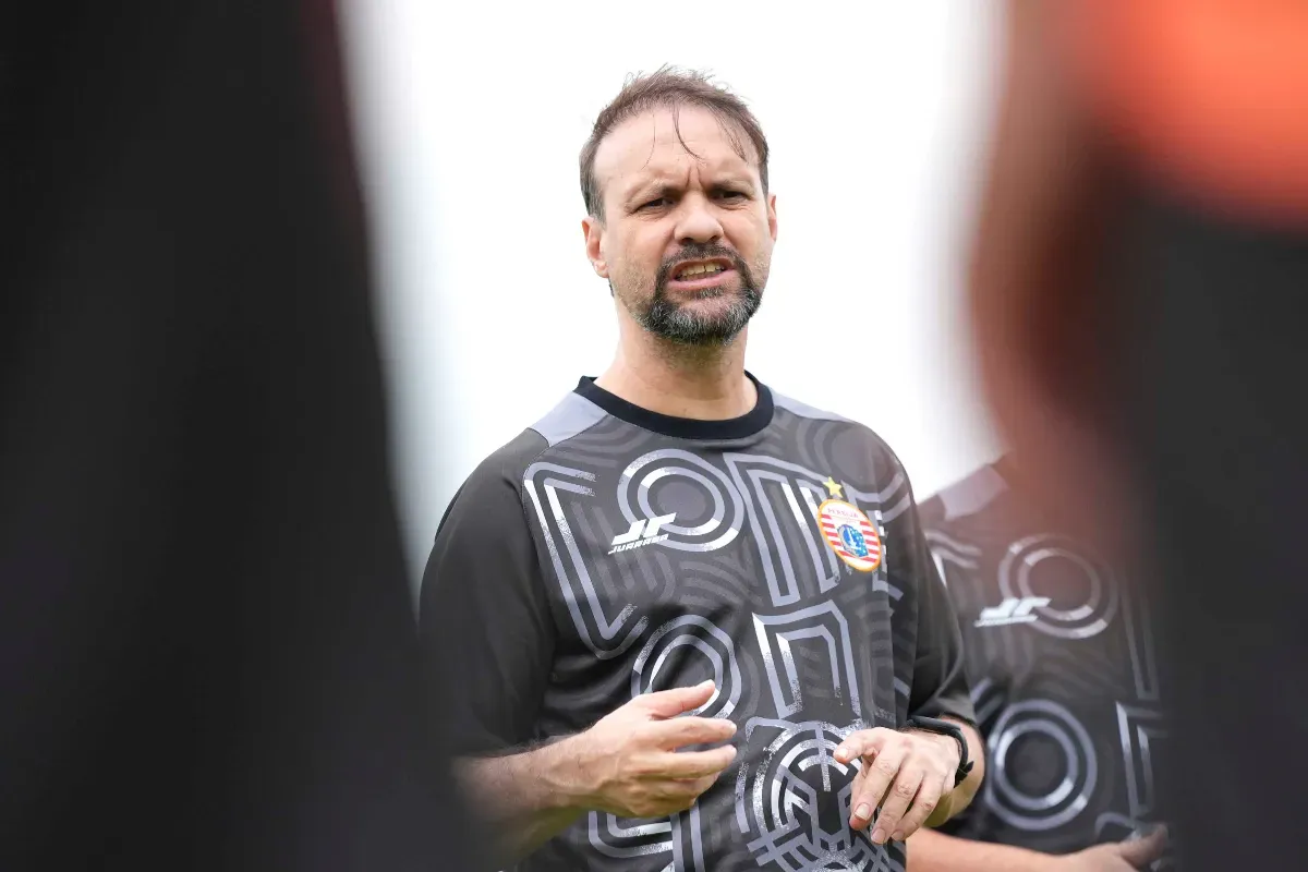 Potret pelatih Persija, Mauricio Souza yang sudah memberikan menu latihan kepada para pemain serta mengungkapkan proses transfer pemain baru Persija Jakarta. (Sumber: Persija)