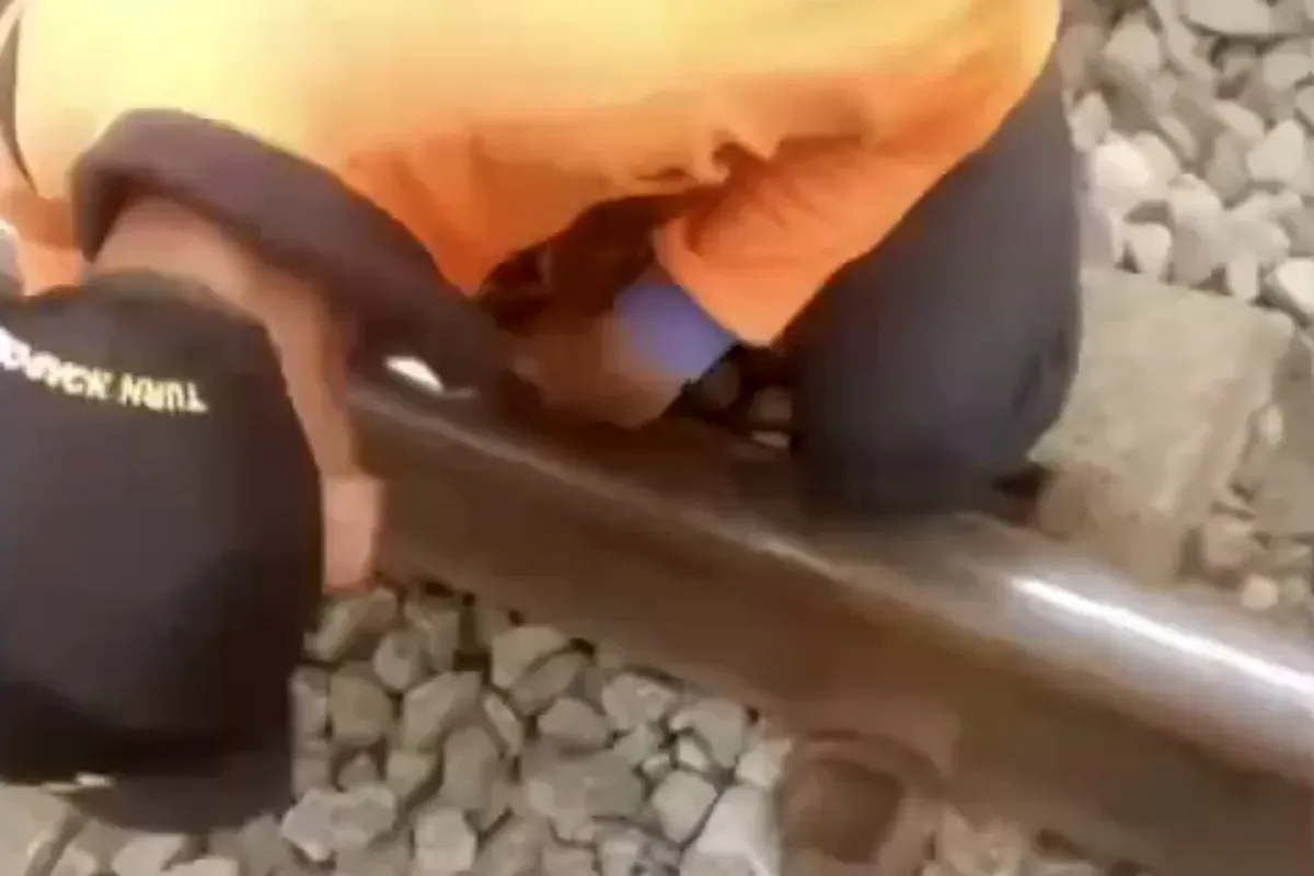 Petugas KAI memperbaiki rangkaian rel KRL yang mengalami kerusakan pada Minggu, 29 Juni 2025. (Sumber: Dok Stasiun Bojonggede)