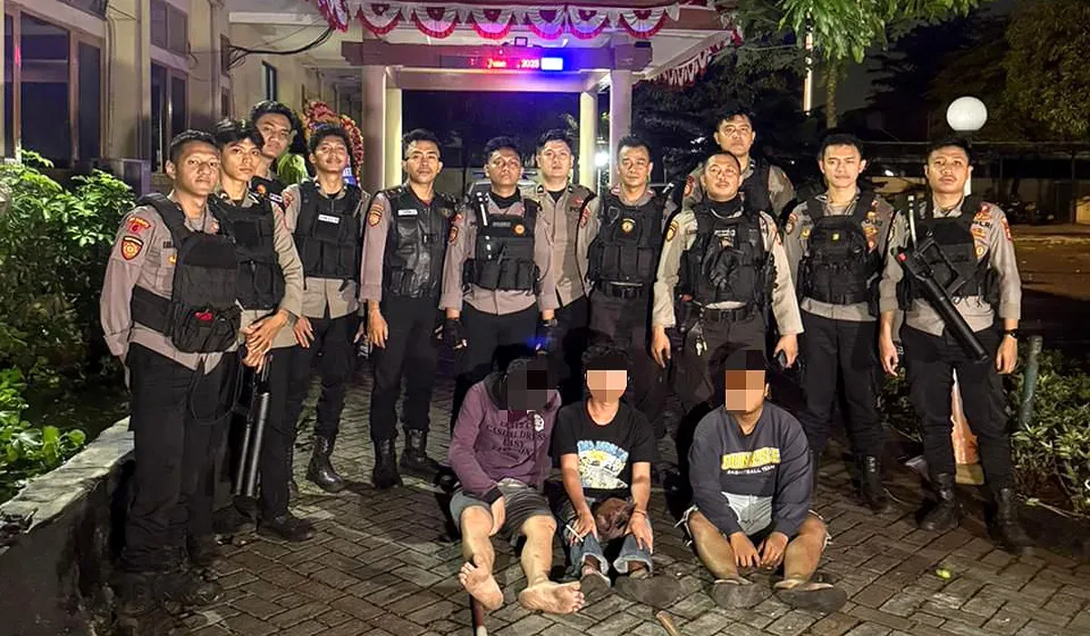 Anggota dari Polres Metro Jakarta Pusat, mengamankan tiga pemuda yang diduga akan melakukan tawuran. (Sumber: Dok Humas Polres Metro Jakpus)