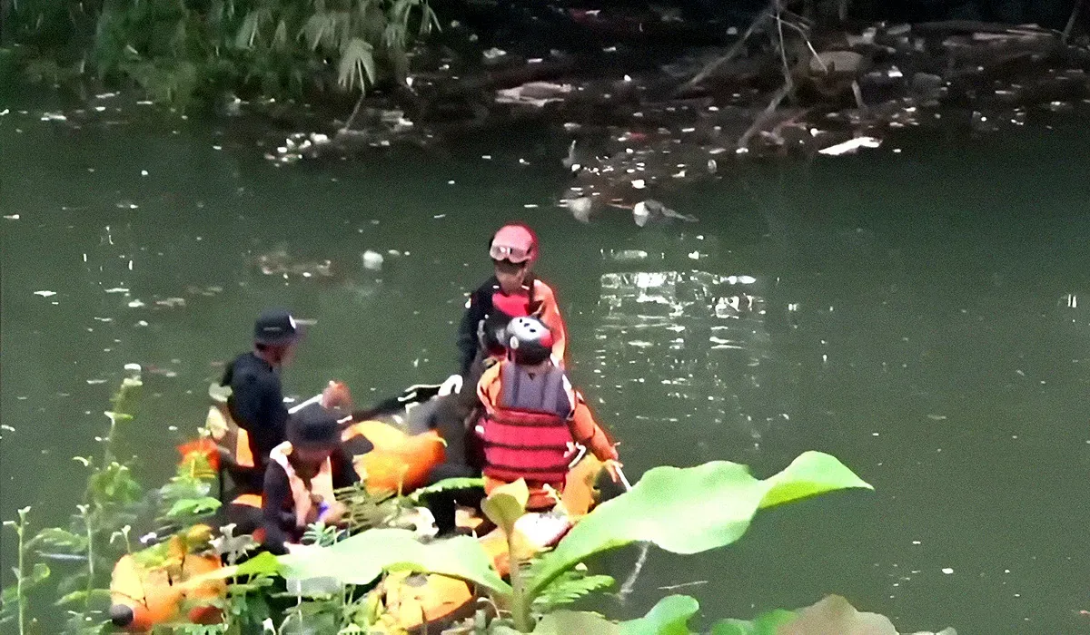 Tim SAR mengevakuasi satu korban tewas akibat terseret arus deras saat memancing di Danau MM2100, Kabupaten Bekasi, pada Minggu, 29 Juni 2025. (Sumber: Istimewa)