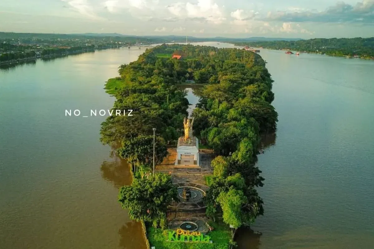 Pesona Pulau Kumala di tengah Sungai Mahakam, Kalimantan Timur. (Sumber: Instagram/@no_novriz)