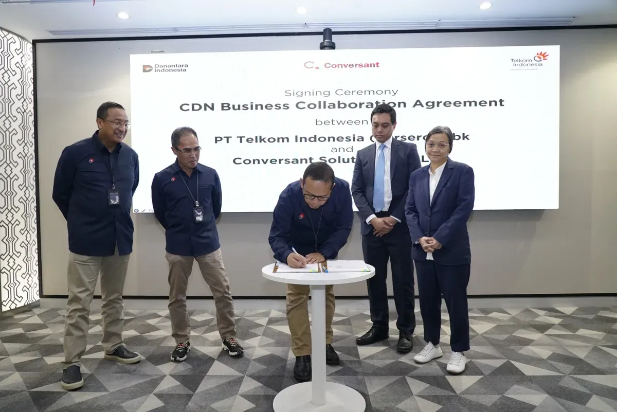 Direksi Telkom dan Conversant penandatanganan perjanjian kerja sama penyediaan layanan Content Delivery Network as a Service (CDN as a Service/CaaS) di Indonesia di Telkom Landmark Tower, Jakarta kemarin. (Sumber: Dok. Telkom)