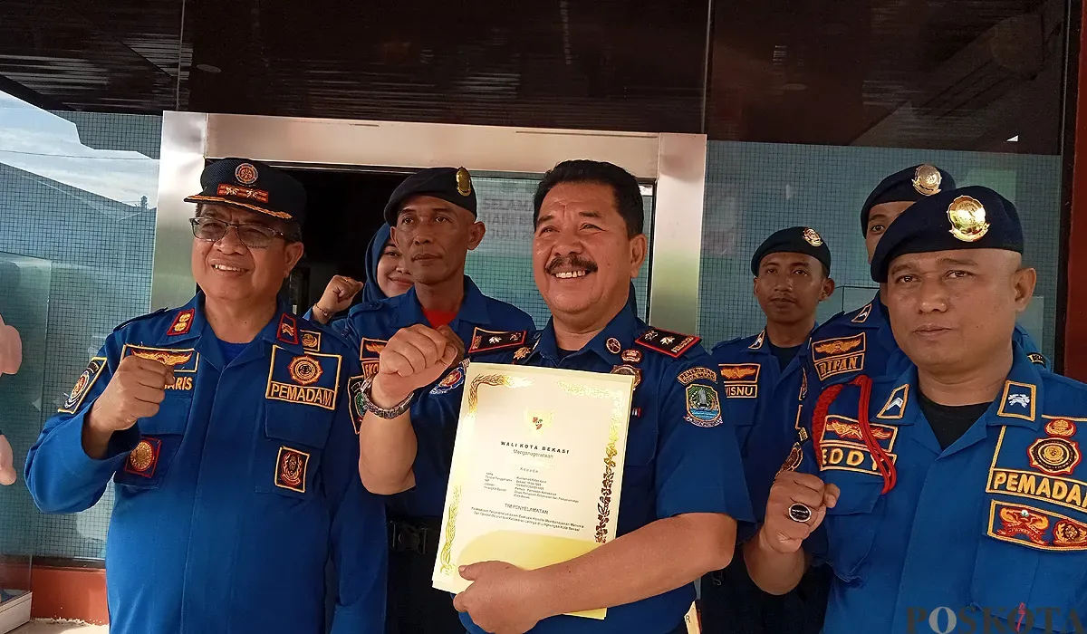 Kepala Disdamkarmat Kota Bekasi, Abi Hurairah, bersama timnya menunjukkan sertifikat penghargaan dari Wali Kota Bekasi usai gagalkan percobaan bunuh diri seorang ibu muda korban KDRT. (Sumber: POSKOTA | Foto: Nurpini Aulia Rapika)