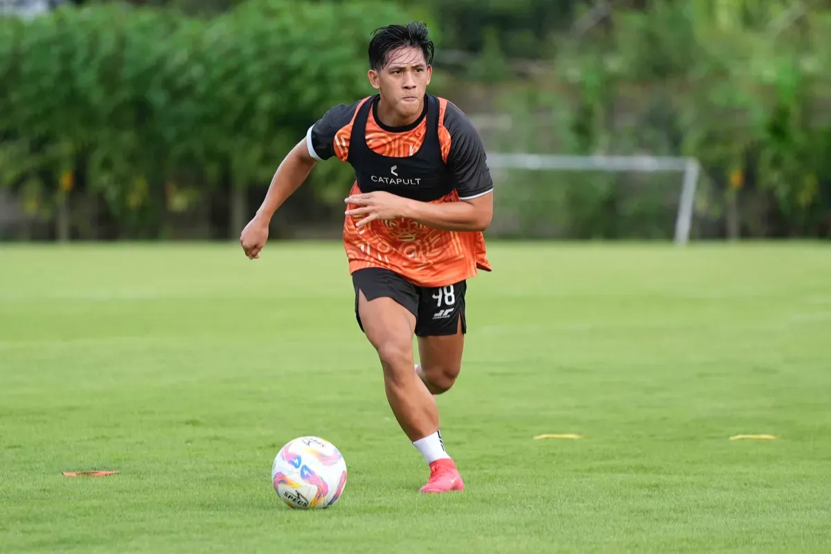 Potret pemain baru Persija, Eksel Runtuhkahu saat menjalani sesi latihan perdana bersama Macan Kemayoran. (Sumber: Persija)
