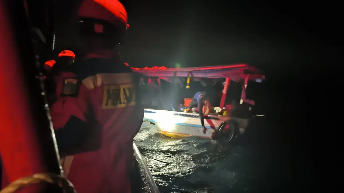 Evakuasi nelayan usai kapal mengalami kebocoran di perairan Pulau Semak Daun, Kepulauan Seribu, Senin, 30 Juni 2025. (Sumber: Damkar)