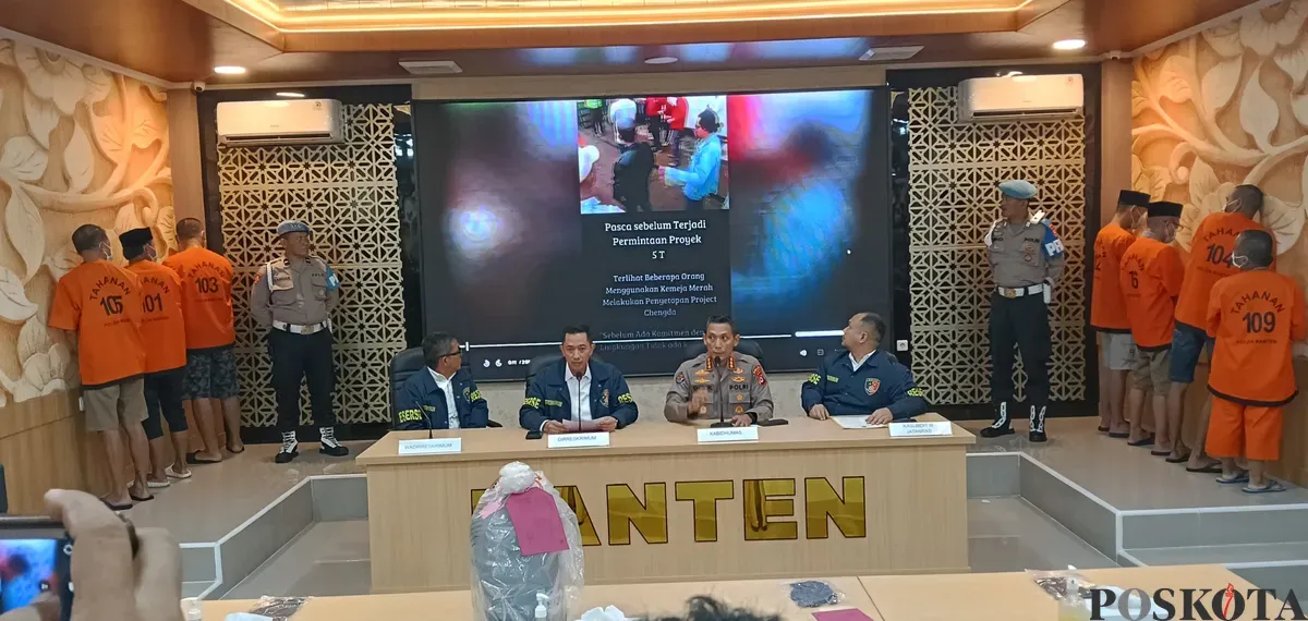 Kabidhumas Polda Banten Kombes Didik Heriyanto didampingi Dirreskrimum Kombes Dian Setyawan dan Kasubdit Jatanras Kompol M Akbar saat konferensi pers. (Sumber: Poskota/Rahmat Haryono)