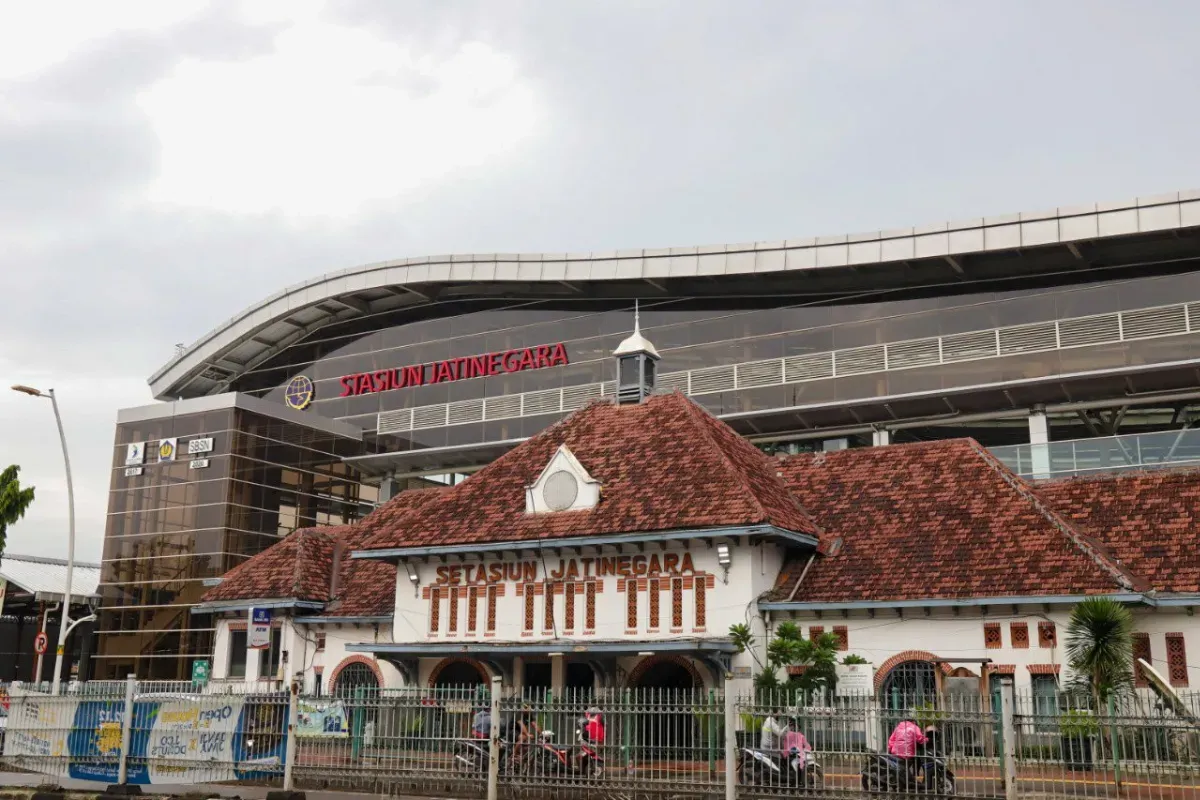 Ilustrasi stasiun Jatinegara yang diduga menjadi tempat aktivitas prostitusi usai ditemukan jebolnya tembok pembatas rel. (Sumber: X/@keretaapikita)