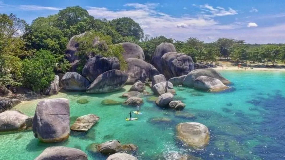 Pantai Tanjung Kelayang di Kabupaten Belitung, salah satu destinasi unggulan yang menawarkan ketenangan dan keindahan bagi pensiunan PNS (Sumber: Pinterest)