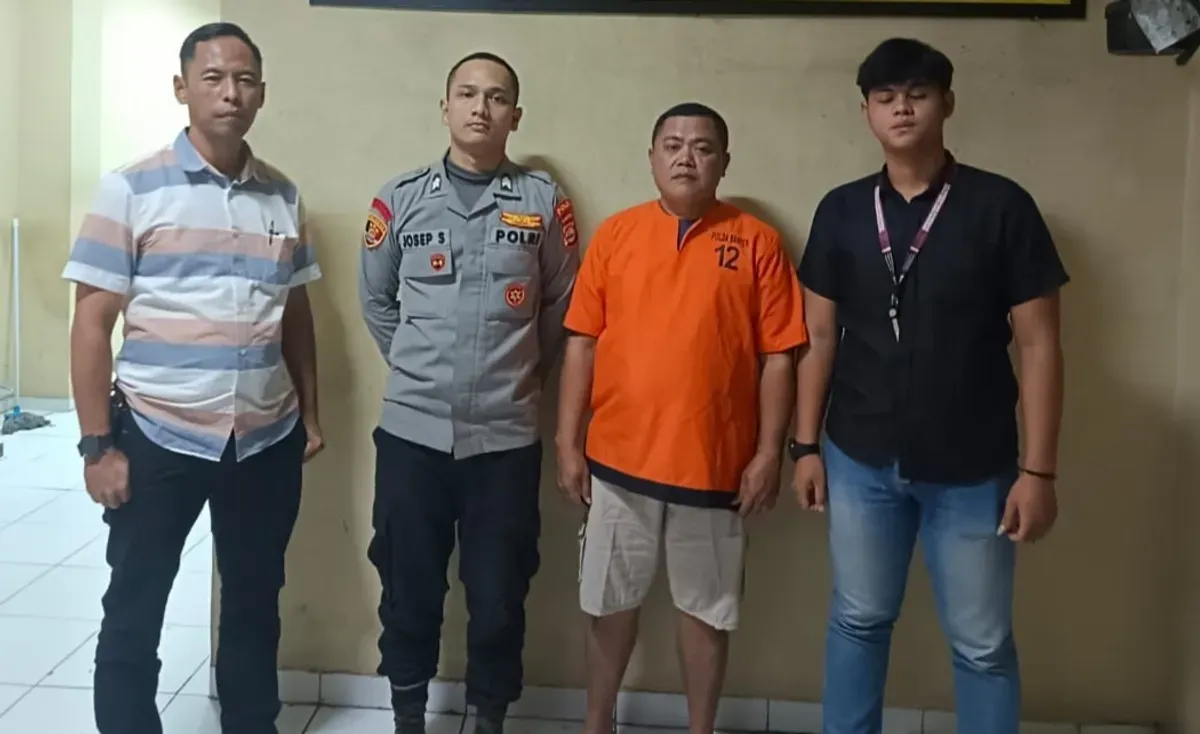 Tersangka AS sebelum dijebloskan ke dalam ruang tahanan Mapolda Banten dalam kasus dugaan pemerasan dan pengancaman. (Sumber: Polda Banten)