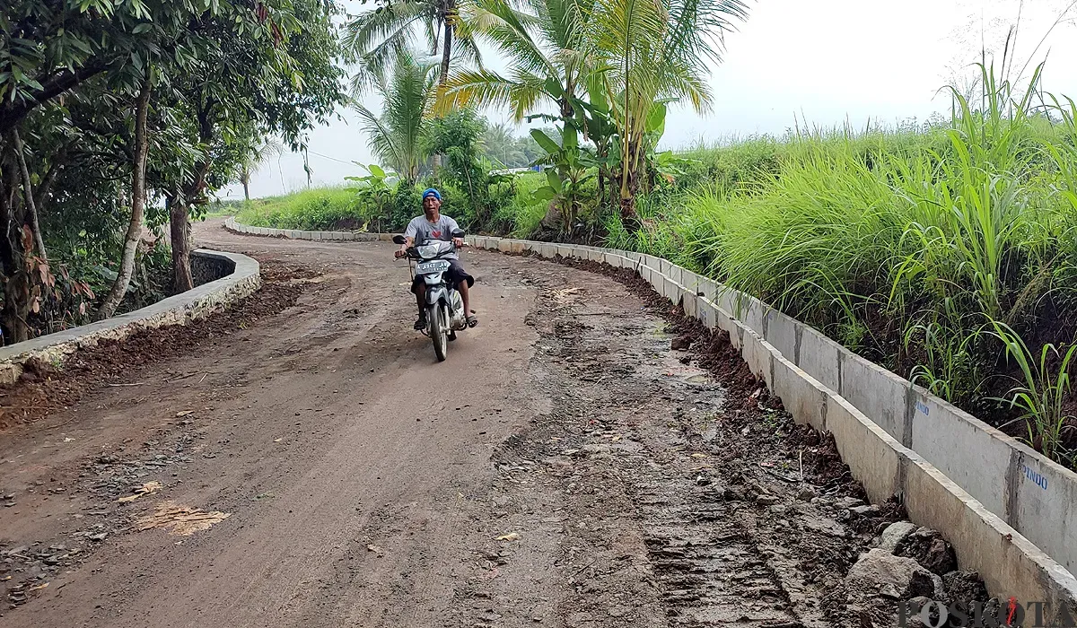 Salah satu proyek pembangunan jalan di Cimanuk, Pandeglang, yang jadi temuan BPK. (Sumber: POSKOTA | Foto: Samsul Fatoni)