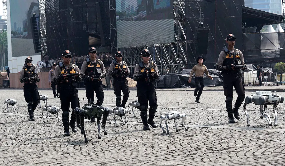 Sejumlah robot polisi yang akan membantu tugas Polri dipamerkan saat gladi kotor upacara Hari Bhayangkara ke-79 di Lapangan Silang Monas, Jakarta Pusat. (Sumber: Dok Mabes Polri)