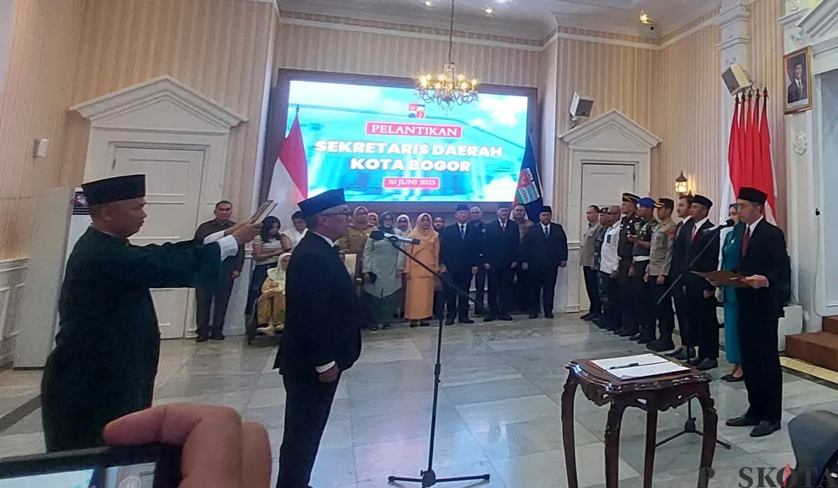 Prosesi pelantikan Sekretaris Daerah Kota Bogor, Denny Mulyadi oleh Wali Kota Bogor, Dedie A Rachim di Gedung Balai Kota Bogor, Senin, 30 Juni 2025. (Sumber: POSKOTA | Foto: Sekar Putri Andini)