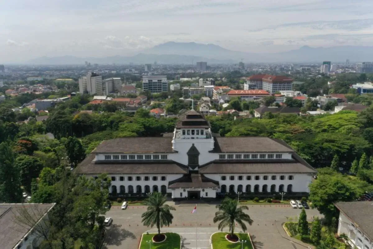 Gedung Sate, Bandung, Kantor pemerintahan Jawa Barat. (Sumber: jabarprov.go.id)