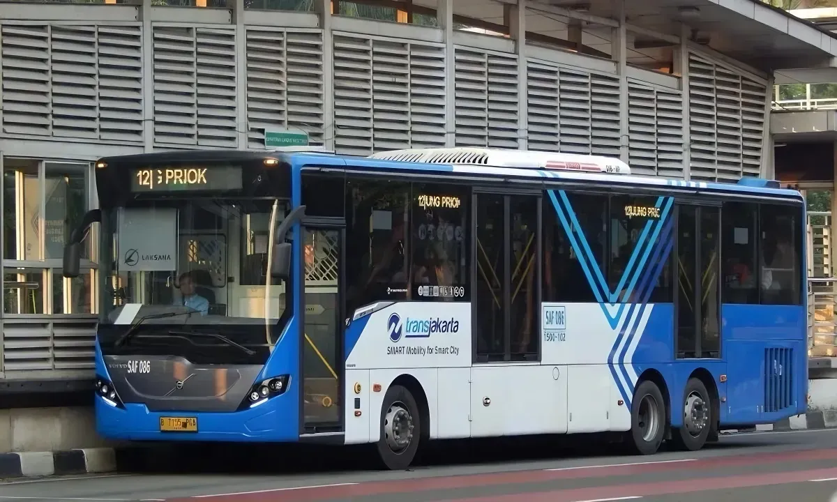 Aturan baru Transjakarta yang memperbolehkan penumpangnya buka puasa dalam bus selama 10 menit. (Sumber: Pinterest :@parboaboa)