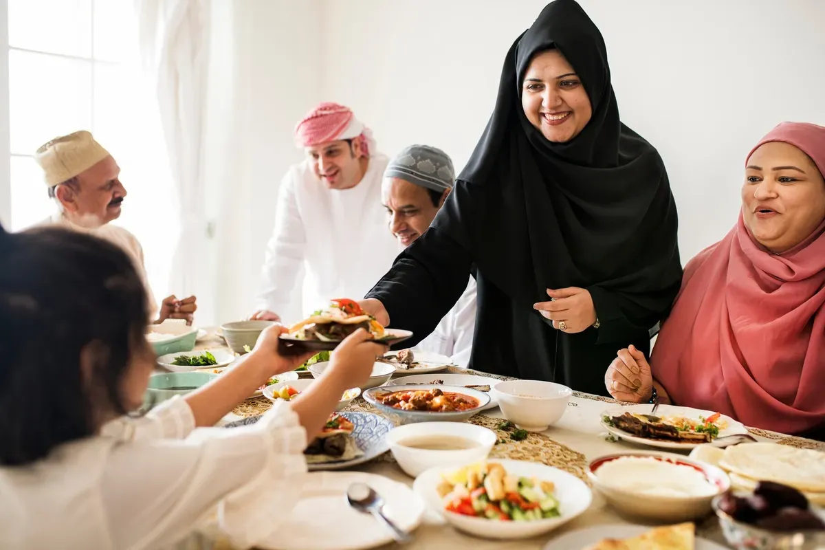 Ilustarsi. Fakta ilmiah terkait pengaruh puasa Ramadhan terhadap kesehatan sistem pencernaan diungkap oleh para peneliti. (Sumber: Freepik/rawpixel.com)