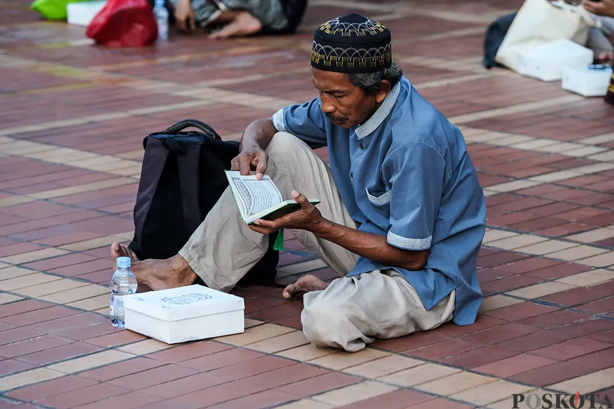 Ribuan umat muslim saat menjelang dan waktu berbuka puasa mendapatkan paket nasi boks dan takjil yang diberikan oleh petugas dan pengurus masjid di Masjid Istiqlal, Jakarta, Sabtu, 1 Maret 2025. (Sumber: Poskota/Bilal Nugraha Ginanjar)