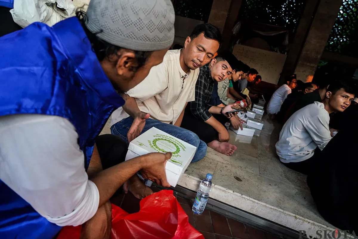 Ribuan umat muslim saat menjelang dan waktu berbuka puasa mendapatkan paket nasi boks dan takjil yang diberikan oleh petugas dan pengurus masjid di Masjid Istiqlal, Jakarta, Sabtu, 1 Maret 2025. (Sumber: Poskota/Bilal Nugraha Ginanjar)