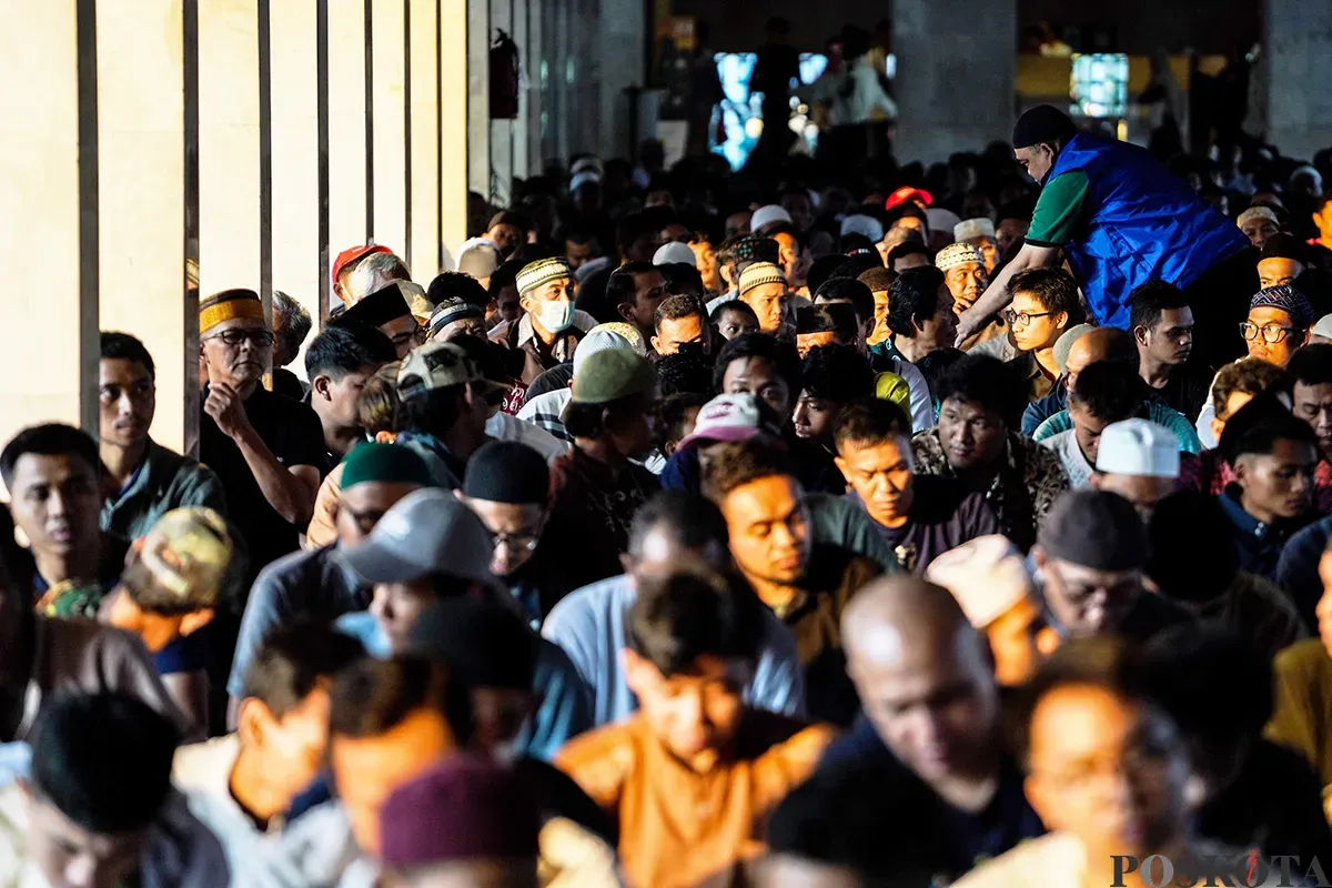 Ribuan umat muslim saat menjelang dan waktu berbuka puasa mendapatkan paket nasi boks dan takjil yang diberikan oleh petugas dan pengurus masjid di Masjid Istiqlal, Jakarta, Sabtu, 1 Maret 2025. (Sumber: Poskota/Bilal Nugraha Ginanjar)