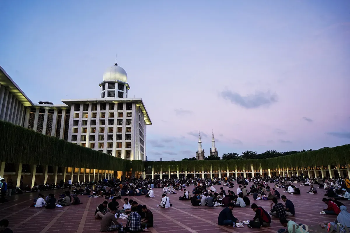 Ribuan umat muslim saat menjelang dan waktu berbuka puasa mendapatkan paket nasi boks dan takjil yang diberikan oleh petugas dan pengurus masjid di Masjid Istiqlal, Jakarta, Sabtu, 1 Maret 2025. (Sumber: Poskota/Bilal Nugraha Ginanjar)