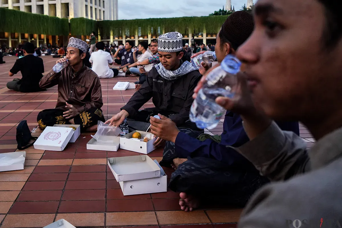 Ribuan umat muslim saat menjelang dan waktu berbuka puasa mendapatkan paket nasi boks dan takjil yang diberikan oleh petugas dan pengurus masjid di Masjid Istiqlal, Jakarta, Sabtu, 1 Maret 2025. (Sumber: Poskota/Bilal Nugraha Ginanjar)