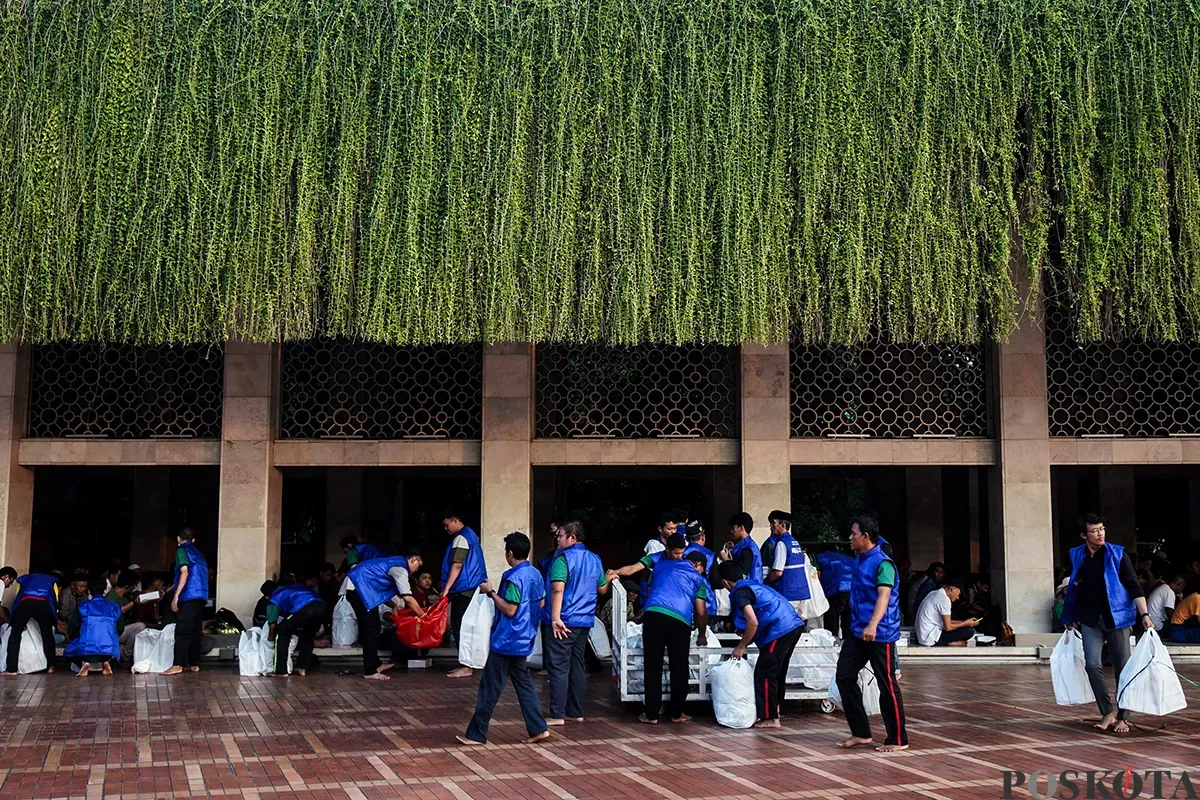 Ribuan umat muslim saat menjelang dan waktu berbuka puasa mendapatkan paket nasi boks dan takjil yang diberikan oleh petugas dan pengurus masjid di Masjid Istiqlal, Jakarta, Sabtu, 1 Maret 2025. (Sumber: Poskota/Bilal Nugraha Ginanjar)