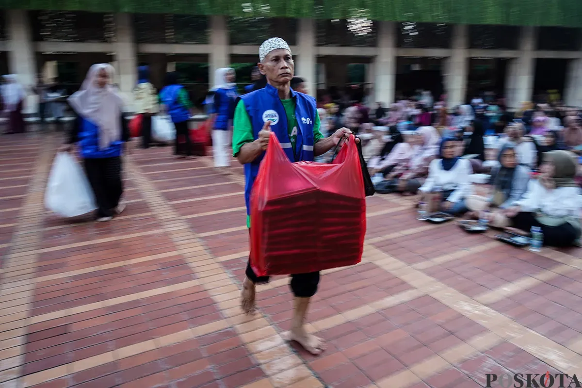 Ribuan umat muslim saat menjelang dan waktu berbuka puasa mendapatkan paket nasi boks dan takjil yang diberikan oleh petugas dan pengurus masjid di Masjid Istiqlal, Jakarta, Sabtu, 1 Maret 2025. (Sumber: Poskota/Bilal Nugraha Ginanjar)