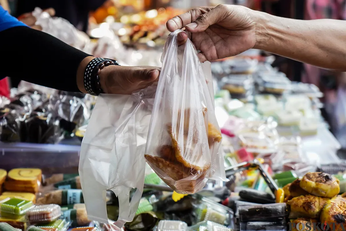 Pedagang melayani pembeli berbagai macam kudapan untuk berbuka di hari pertama puasa yang dijajakan oleh sejumlah pedagang di pasar takjil Bendungan Hilir, Jakarta, Sabtu, 1 Maret 2025. (Sumber: Poskota/Bilal Nugraha Ginanjar)