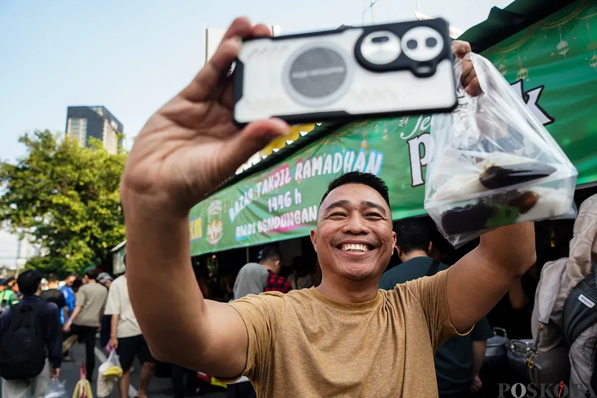 Pedagang melayani pembeli berbagai macam kudapan untuk berbuka di hari pertama puasa yang dijajakan oleh sejumlah pedagang di pasar takjil Bendungan Hilir, Jakarta, Sabtu, 1 Maret 2025. (Sumber: Poskota/Bilal Nugraha Ginanjar)