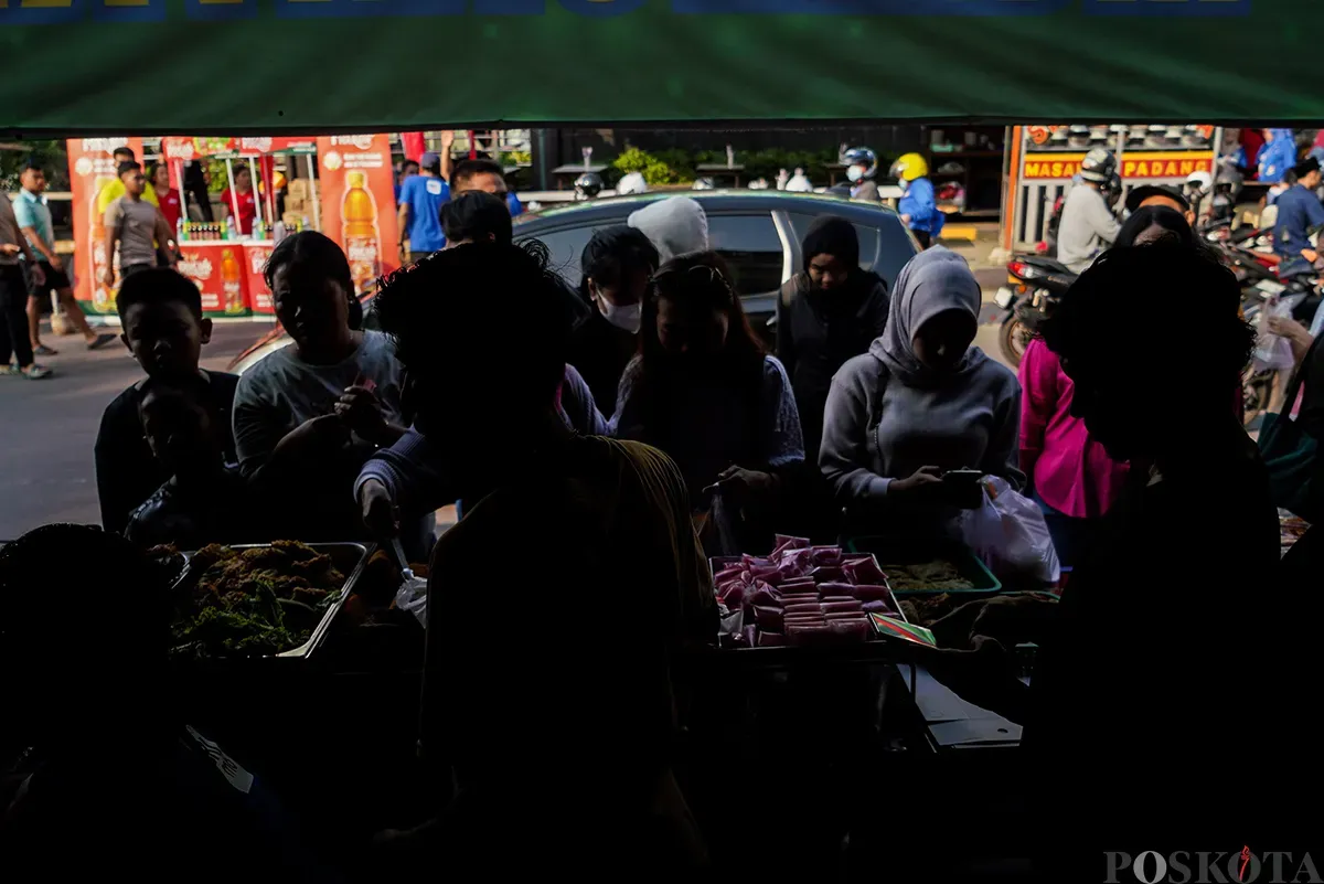 Pedagang melayani pembeli berbagai macam kudapan untuk berbuka di hari pertama puasa yang dijajakan oleh sejumlah pedagang di pasar takjil Bendungan Hilir, Jakarta, Sabtu, 1 Maret 2025. (Sumber: Poskota/Bilal Nugraha Ginanjar)