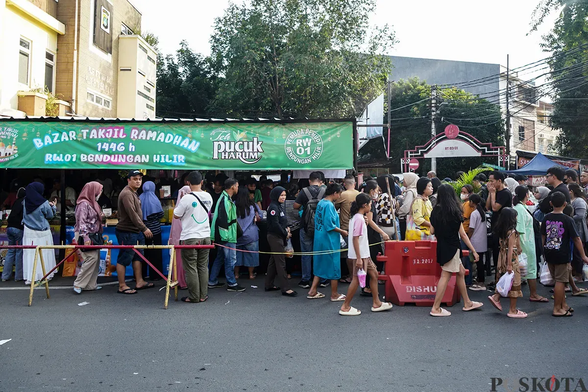 Pedagang melayani pembeli berbagai macam kudapan untuk berbuka di hari pertama puasa yang dijajakan oleh sejumlah pedagang di pasar takjil Bendungan Hilir, Jakarta, Sabtu, 1 Maret 2025. (Sumber: Poskota/Bilal Nugraha Ginanjar)