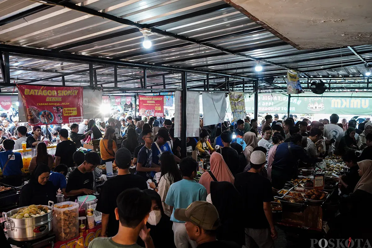 Pedagang melayani pembeli berbagai macam kudapan untuk berbuka di hari pertama puasa yang dijajakan oleh sejumlah pedagang di pasar takjil Bendungan Hilir, Jakarta, Sabtu, 1 Maret 2025. (Sumber: Poskota/Bilal Nugraha Ginanjar)