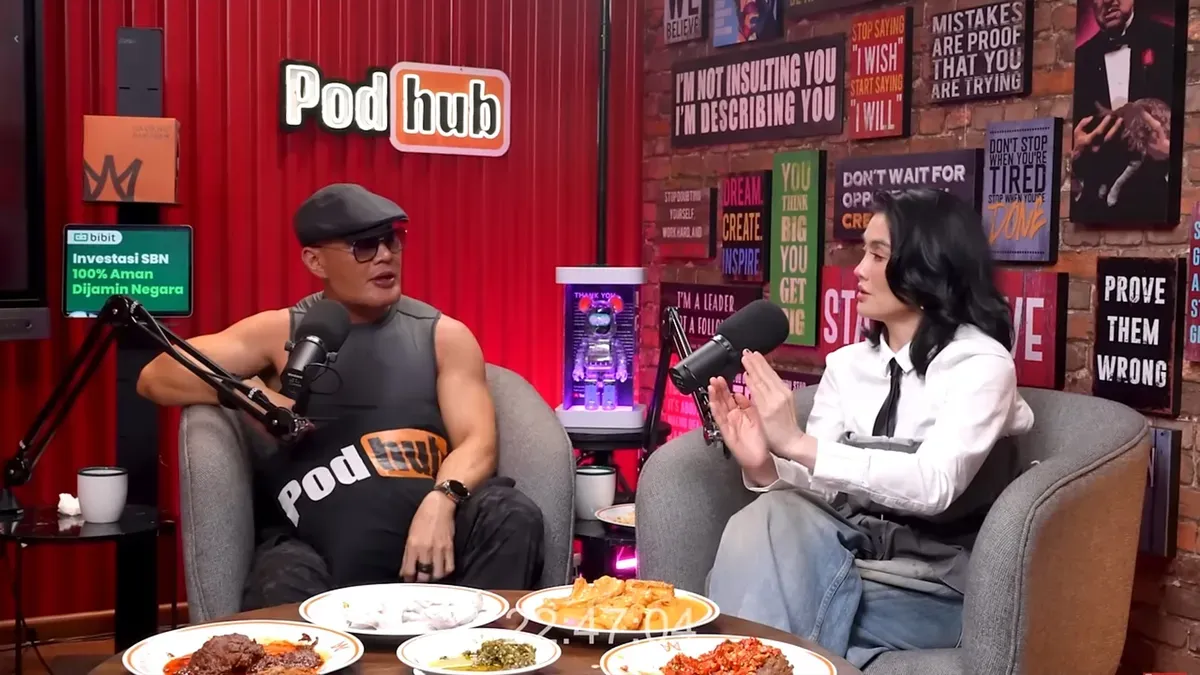 Deddy Corbuzier dan Agnez Mo dalam acara Podhub yang tayang di channel YouTube Deddy Corbuzier. (Sumber: YouTube/Deddy Corbuzier)