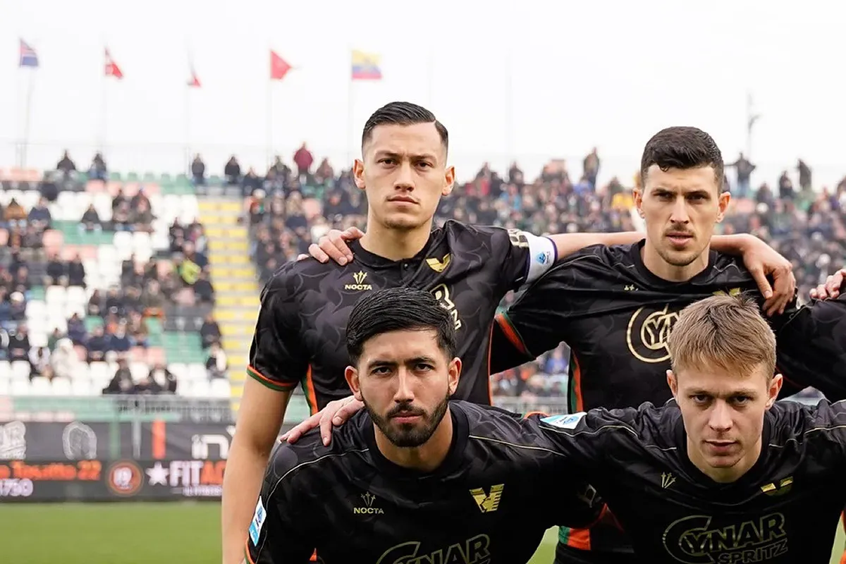 Pemain Timnas Indonesia, Jay Idzes berhasil membantu Venezia mencuri poin di markas Atalanta dalam pertandingan pekan 27 Serie A Liga Italia 2024-25. (Sumber: Instagram @veneziafc)