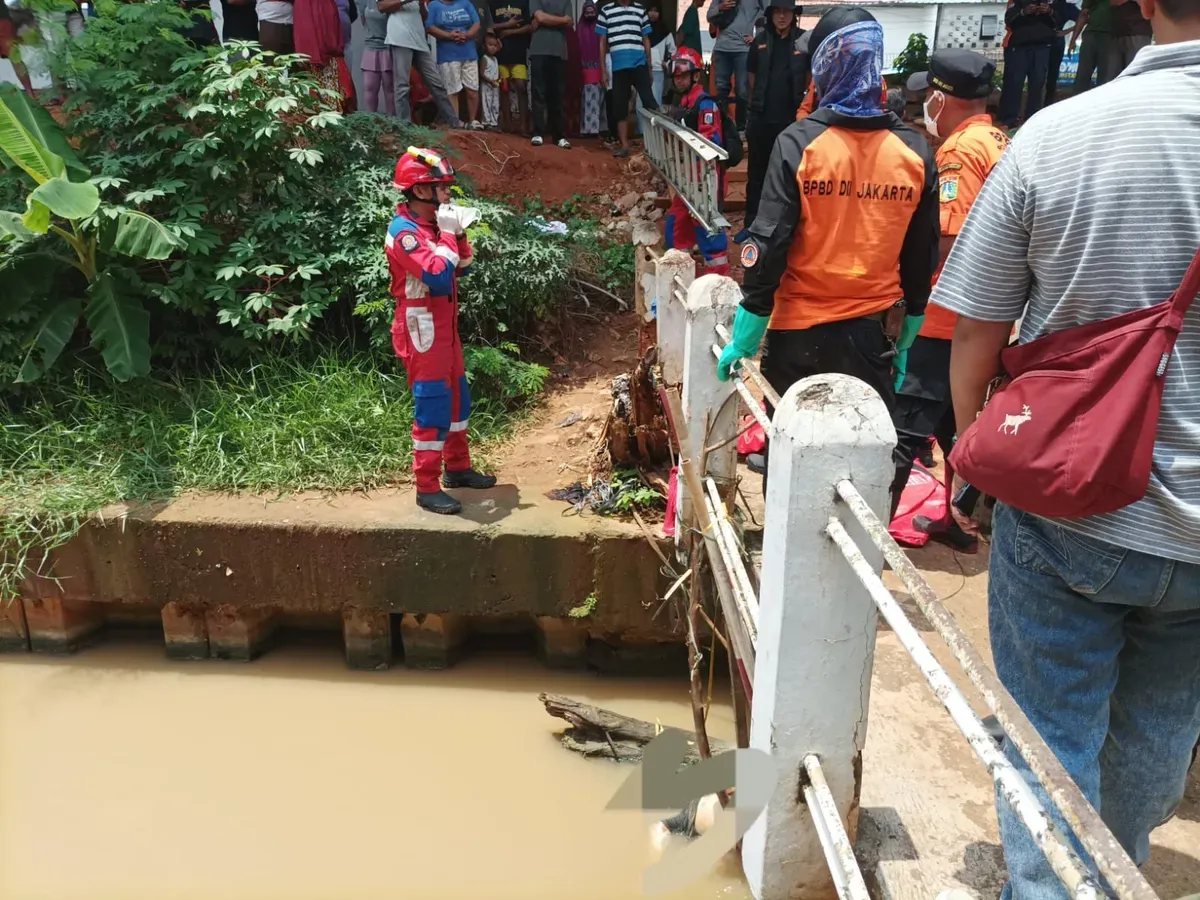 Jasad wanita tanpa identitas ditemukan mengambang di Aliran Kalimalang, Jalan Laksamana Malahayati, Cipinang Melayu, Makasar, Jakarta Timur. (Sumber: Dok. BPBD Jakarta)