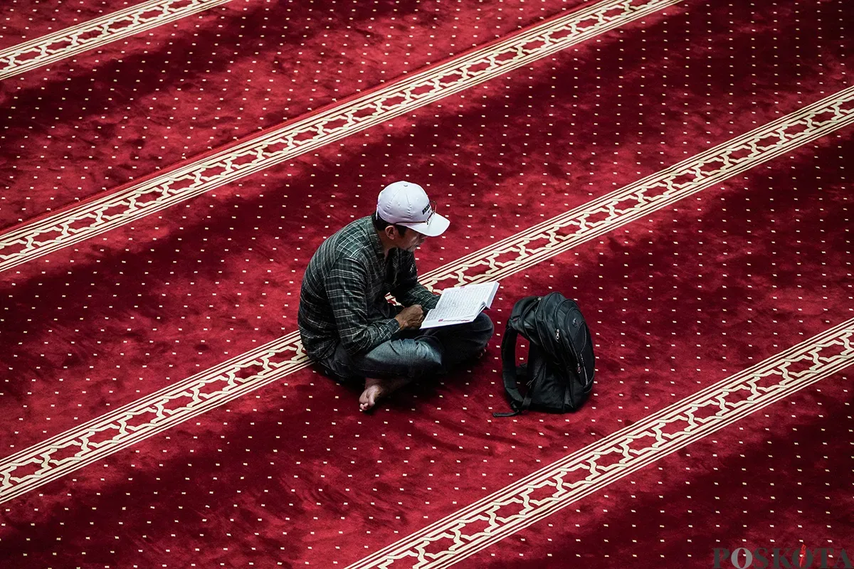 Sejumlah umat muslim membaca Alquran dan beristirahat saat menunggu datangnya kumandanga dzan Maghrib atau yang sering disebut 'Ngabuburit' di Masjid Istiqlal, Jakarta, Sabtu, 1 Maret 2025. (Sumber: Poskota/Bilal Nugraha Ginanjar)