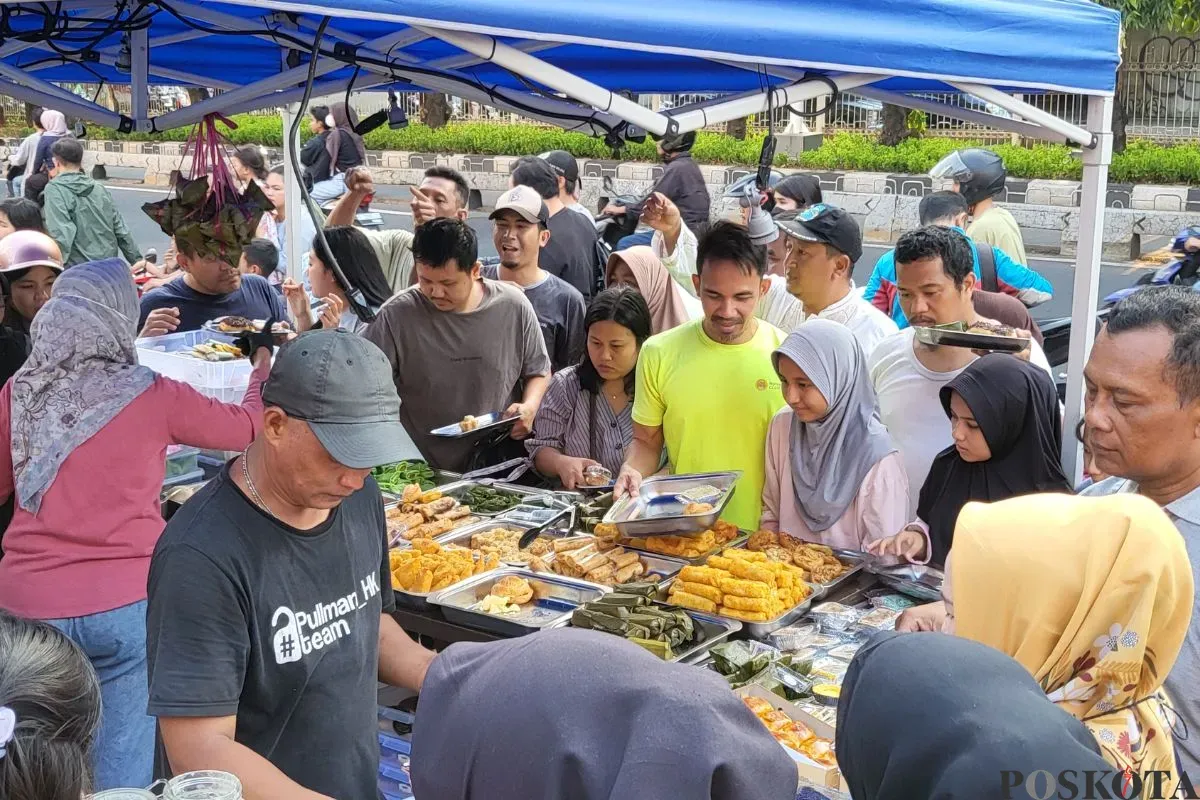 Suasana di lokasi pedagang takjil di sepanjang Jalan Panjang Kelapa Dua, Kebon Jeruk, Jakarta Barat, Sabtu, 1 Maret 2025. (Sumber: Poskota/Pandi Ramedhan)