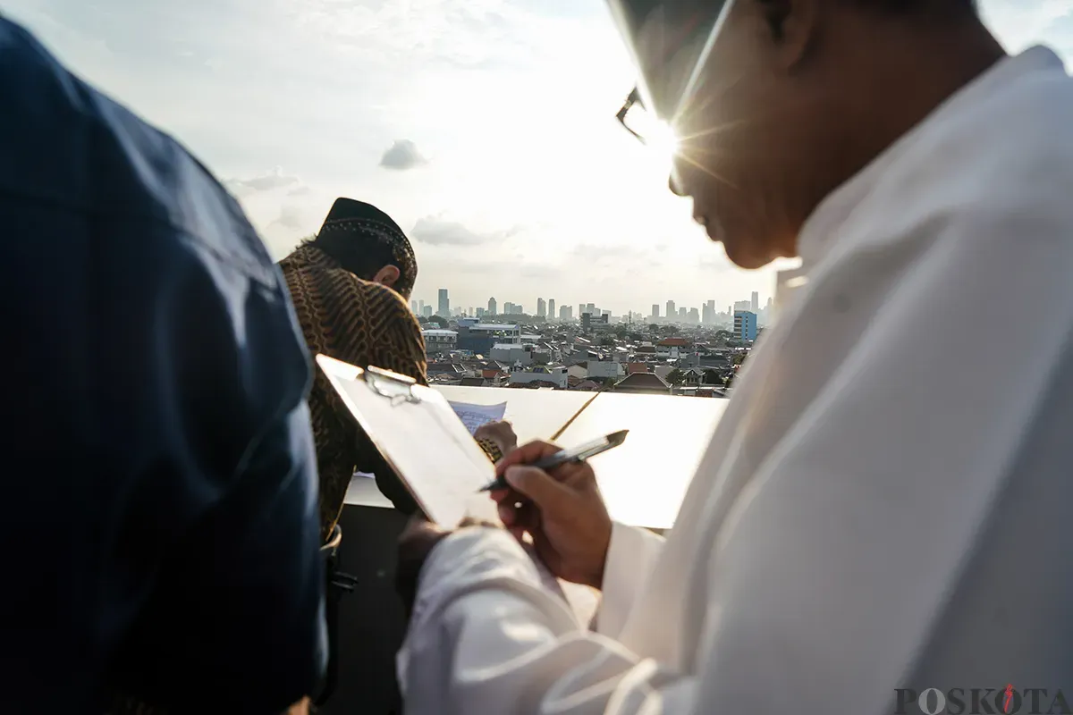 Tim Hisab Rukyat Jakarta melakukan pemantauan rukyatul hilal menggunakan alat ukur khusus, di Kantor WIlayah (Kanwil) Kementerian Agama (Kemenag) Jakarta, Jakarta Timur, Jumat, 28 Februari 2025. (Sumber: Poskota/Bilal Nugraha Ginanjar)