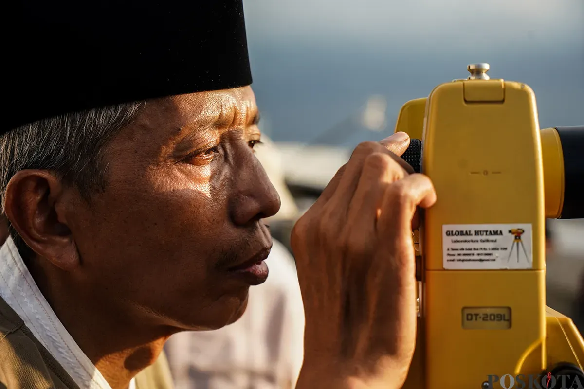 Tim Hisab Rukyat Jakarta melakukan pemantauan rukyatul hilal menggunakan alat ukur khusus, di Kantor WIlayah (Kanwil) Kementerian Agama (Kemenag) Jakarta, Jakarta Timur, Jumat, 28 Februari 2025. (Sumber: Poskota/Bilal Nugraha Ginanjar)